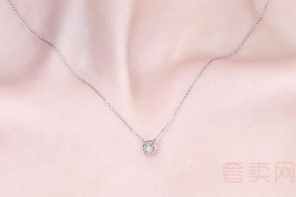 CRD克徕帝 18k金项链女钻石吊坠单钻圆形钻石项链佩戴图