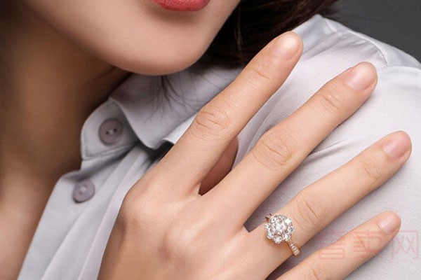 两万钻石戒指回收能拿一万的价格吗