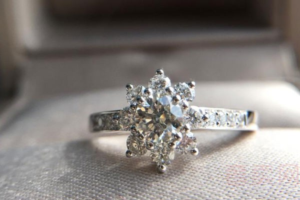 一般结婚购买钻戒都是选用在几克拉的钻石