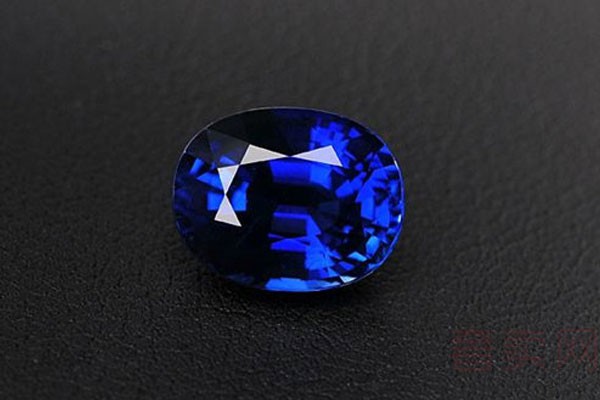 蓝宝石和钻石哪个贵 它们之间有什么显著的区别