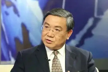 成都市市长王凤朝被查，他曾任四川省内首家万亿级地方国企董事长，两次从企业高管转往政府任职