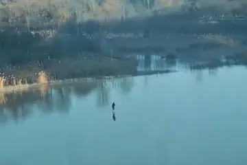 辽宁一男子在结冰不久的湖面上滑冰，网友担心掉入水中，公园运维方：会派人到场处理并设置警示牌